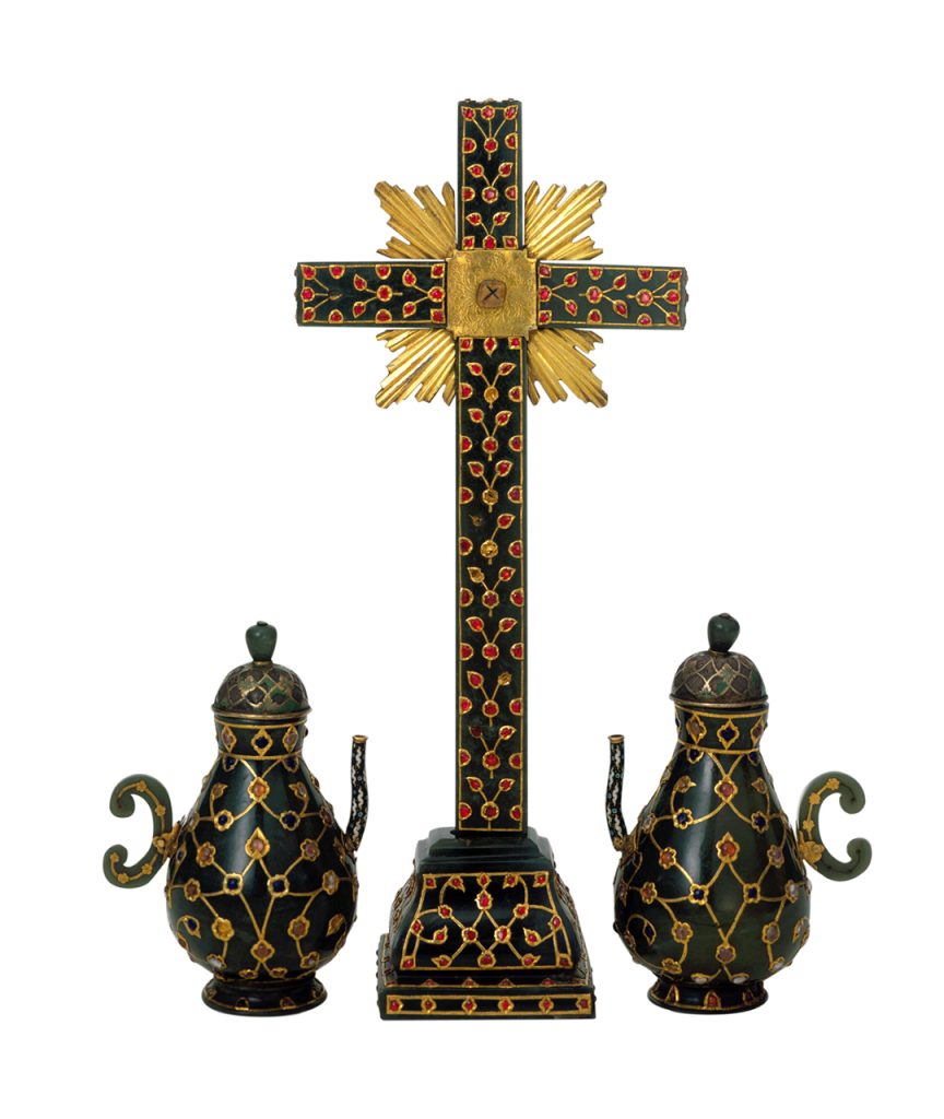 Conjunto de ourivesaria composto por relicário do Santo Lenho em cruz e par de galhetas eucarísticas