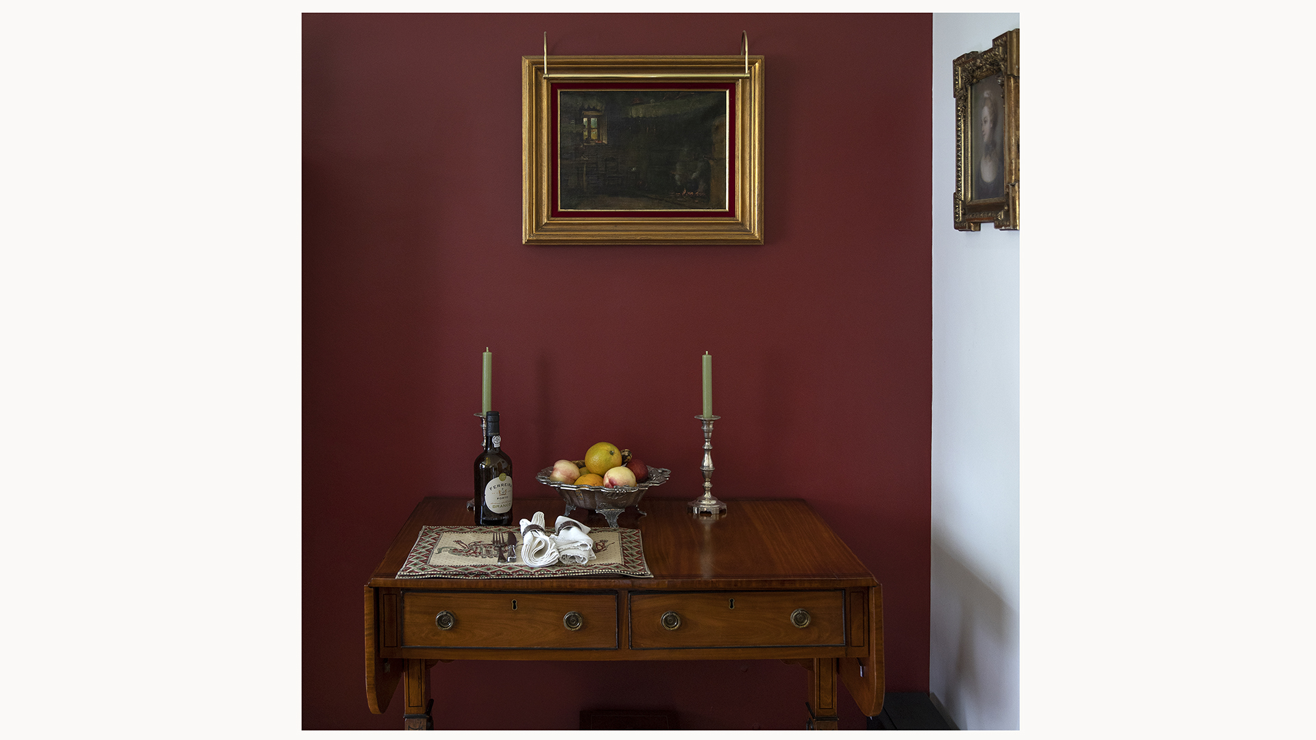 Fotografia de uma sala de estar com uma pintura de Aurélia de Souza