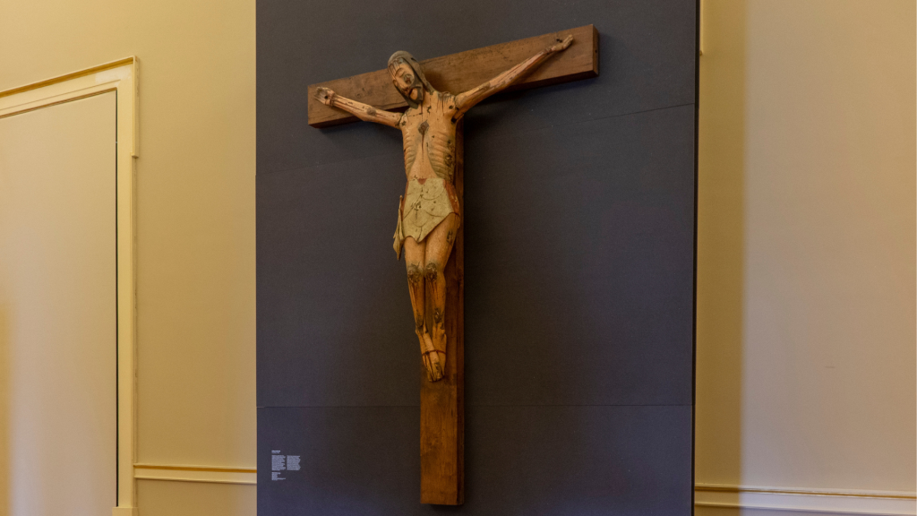Cristo crucificado em madeira do século XIII