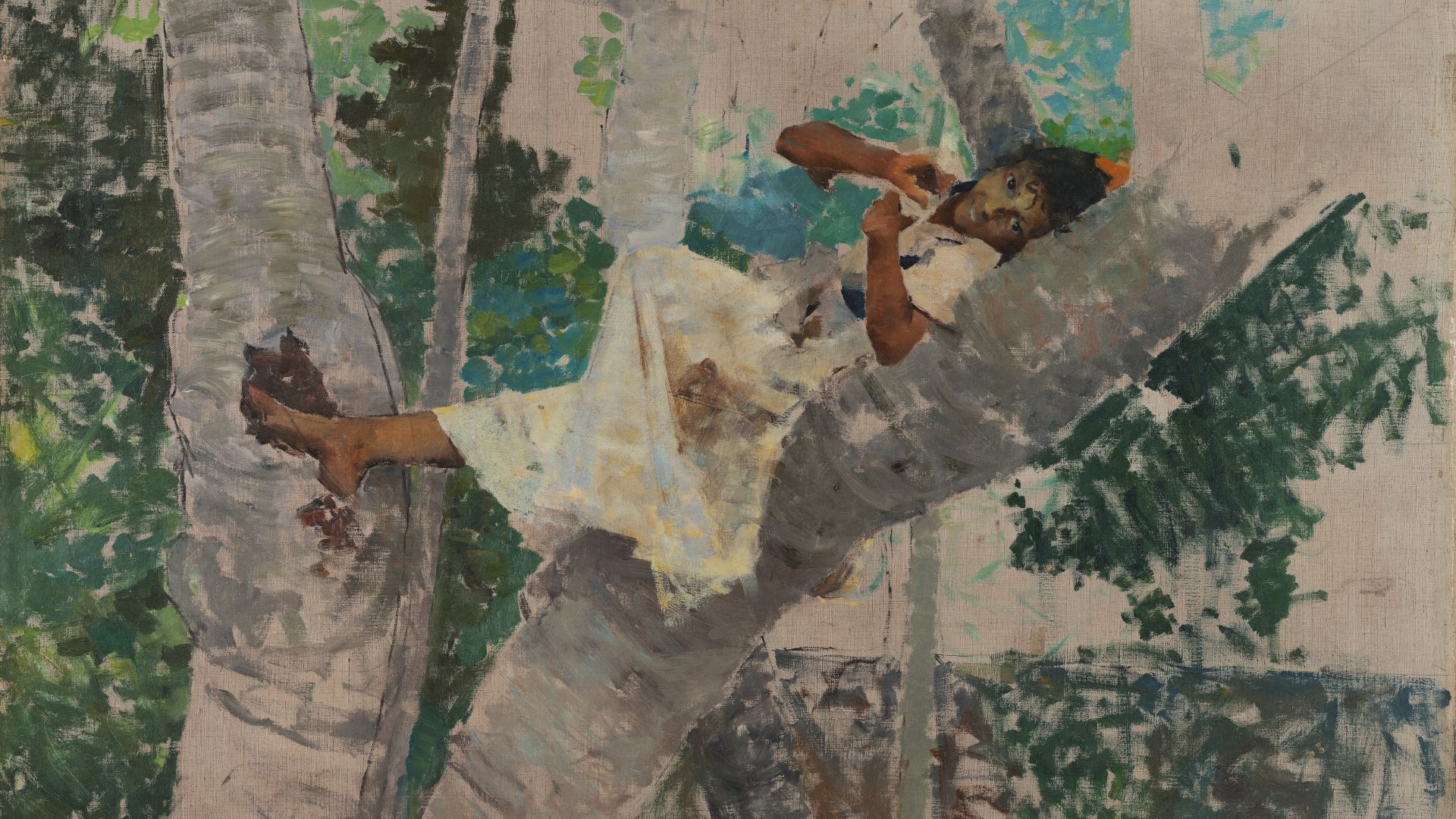 Rapariga deitada num tronco de árvore